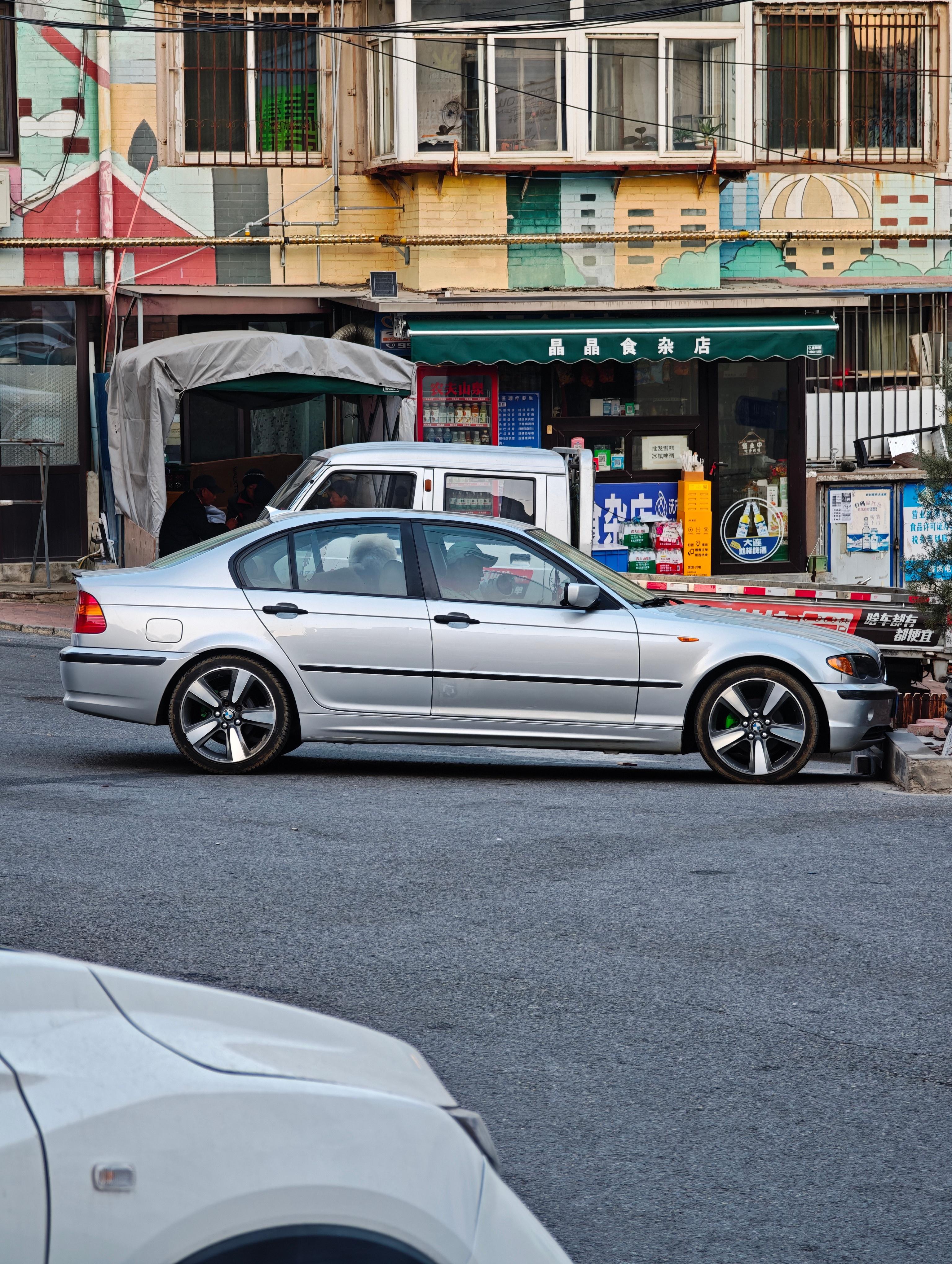 今天路遇一台E46 3系，轮圈改的蛮搭，漆面也不错状态好的老车，总是能一直充满魅