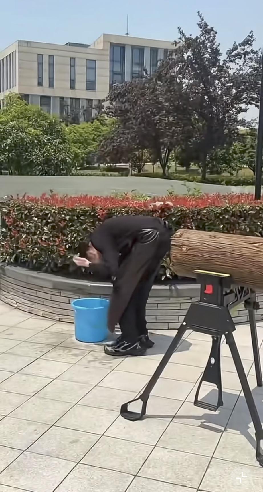 5月11日，追觅老板俞浩太猛了，竟然大冷天在外面的水桶里直接洗头发，然后再拿着大