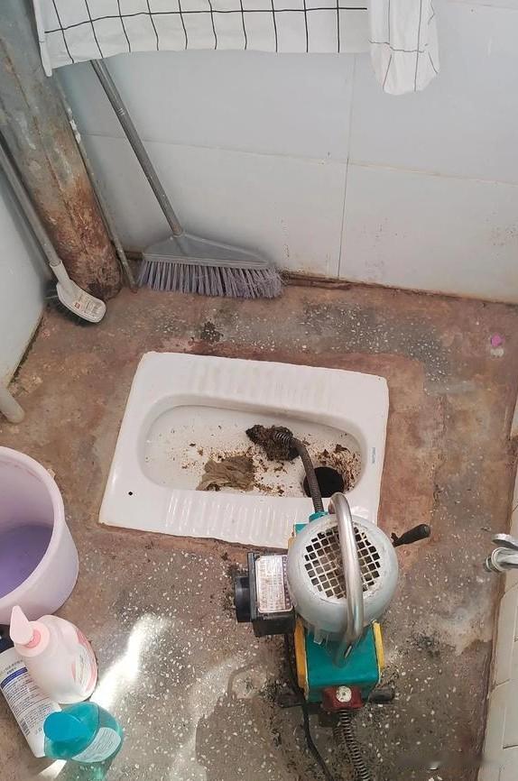 一楼的下水道堵塞了，楼上的住户是否有义务出资维修呢？
以前住在老小区的时候，下水