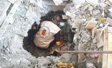 图片中，一枚以色列空投炸弹投在加沙平民住宅上，并未爆炸，这是一枚M84空投炸弹，