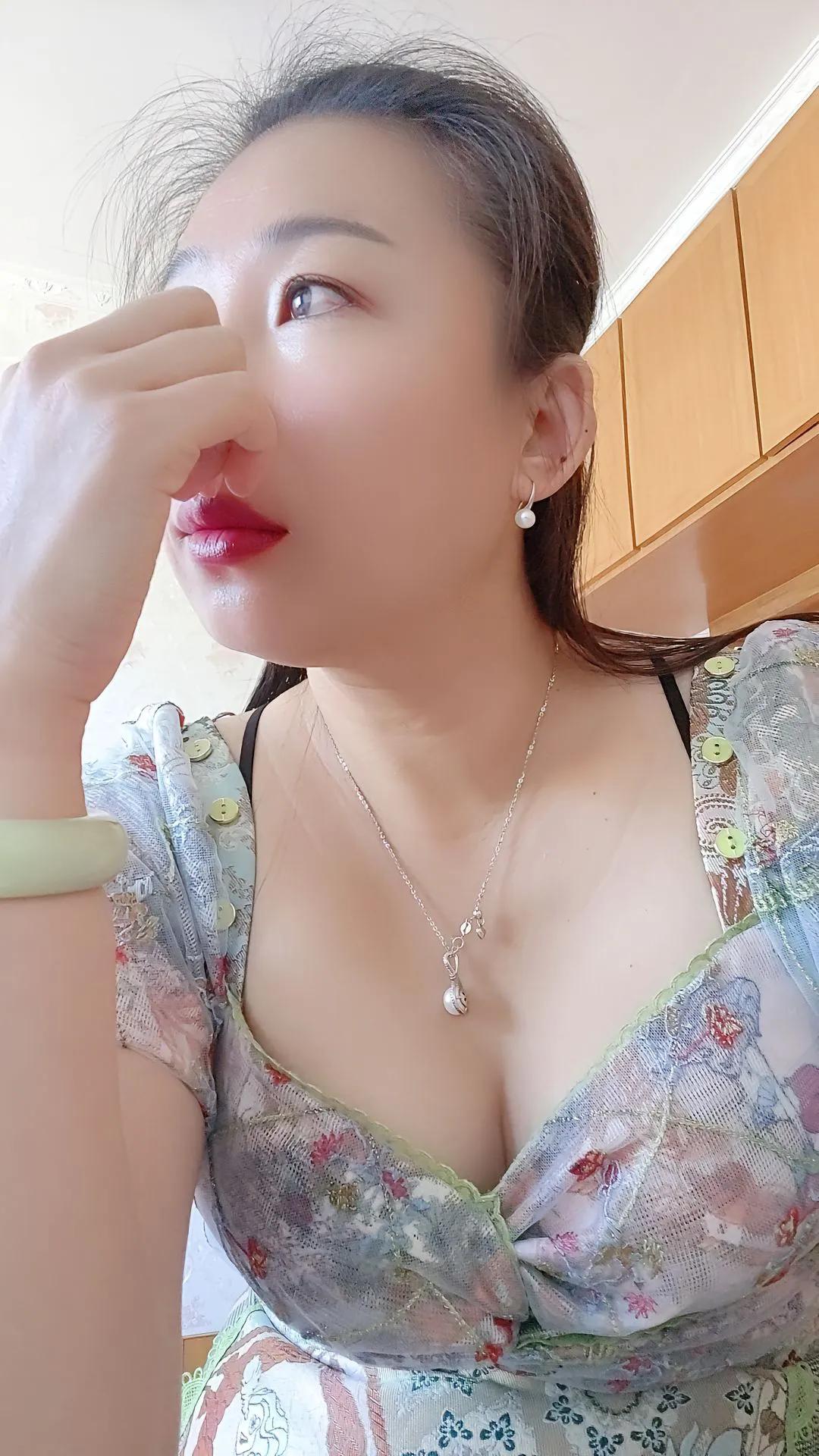 我也曾死缠烂打过一个我很爱很爱的人，那时候就是想不通，就是不甘心，就是不相信那么
