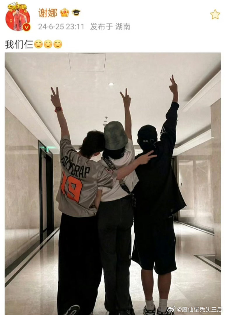 何炅谢娜李维嘉KTV照是朋友更是家人，以前总说长大了要去现场看快乐大本营，然后就