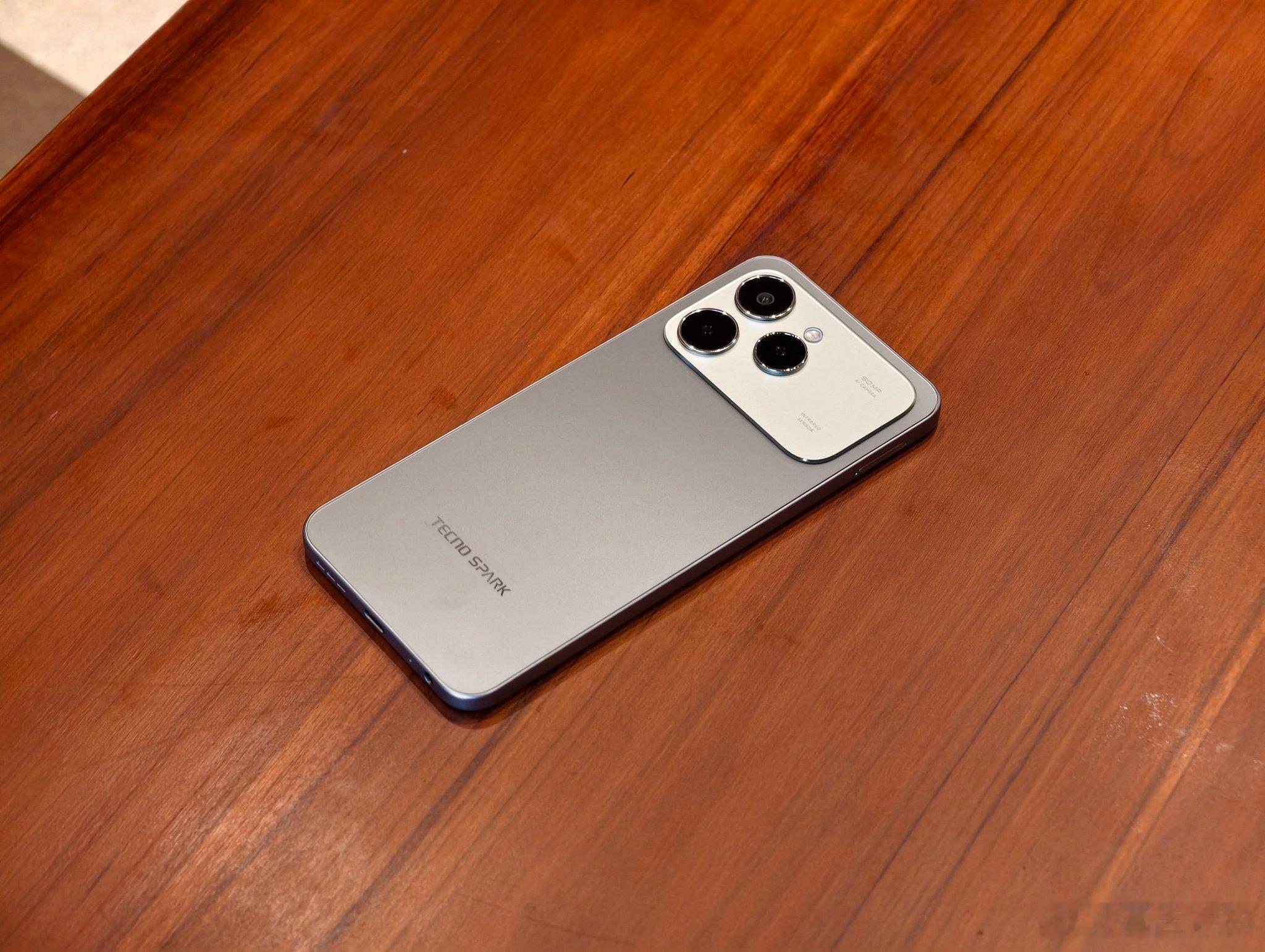 传音Tecno Spark 40手机