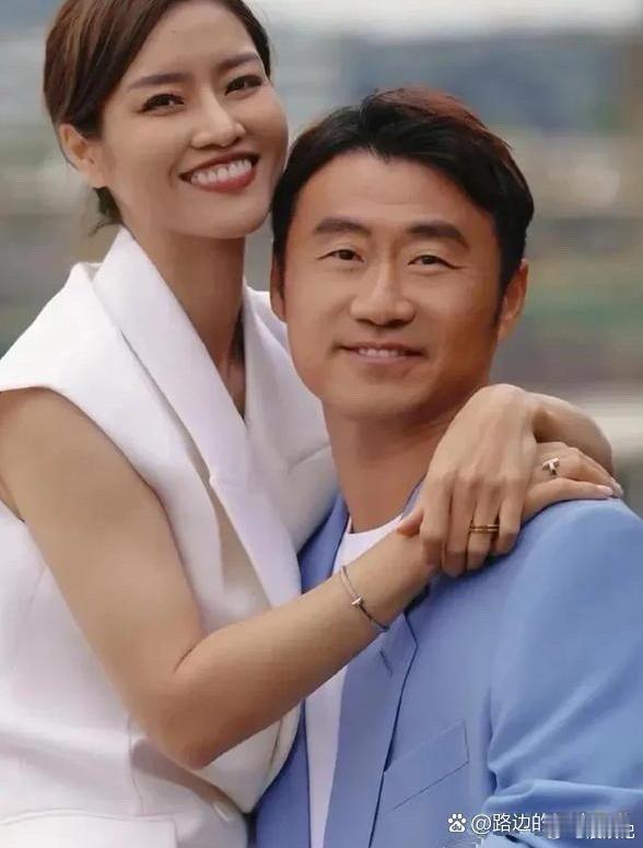 李娜退役后和丈夫姜山依旧恩爱，常手牵手，真是让人羡慕！成功之后有你陪伴，太幸福了