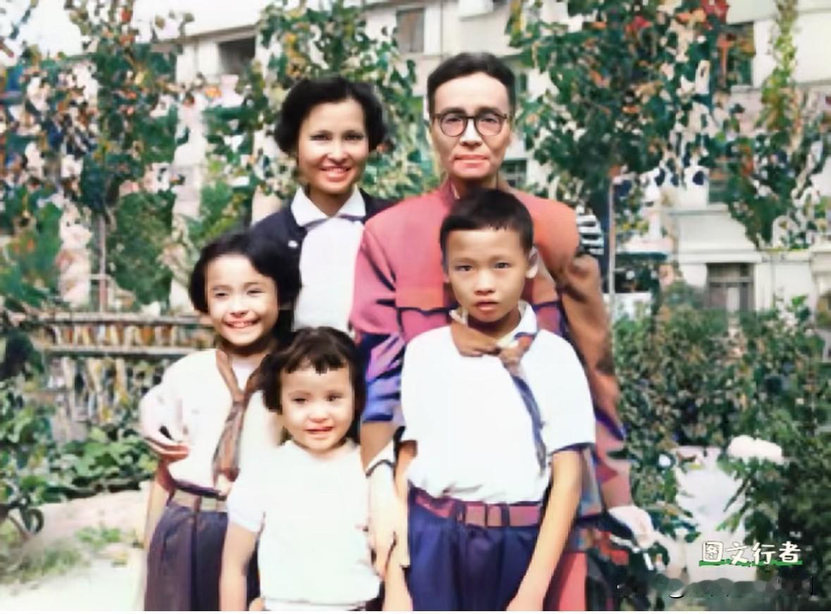 60年代，梁思成与女儿梁再冰以及三位外孙的一张珍贵合影。记录了爷孙三代人难得相聚