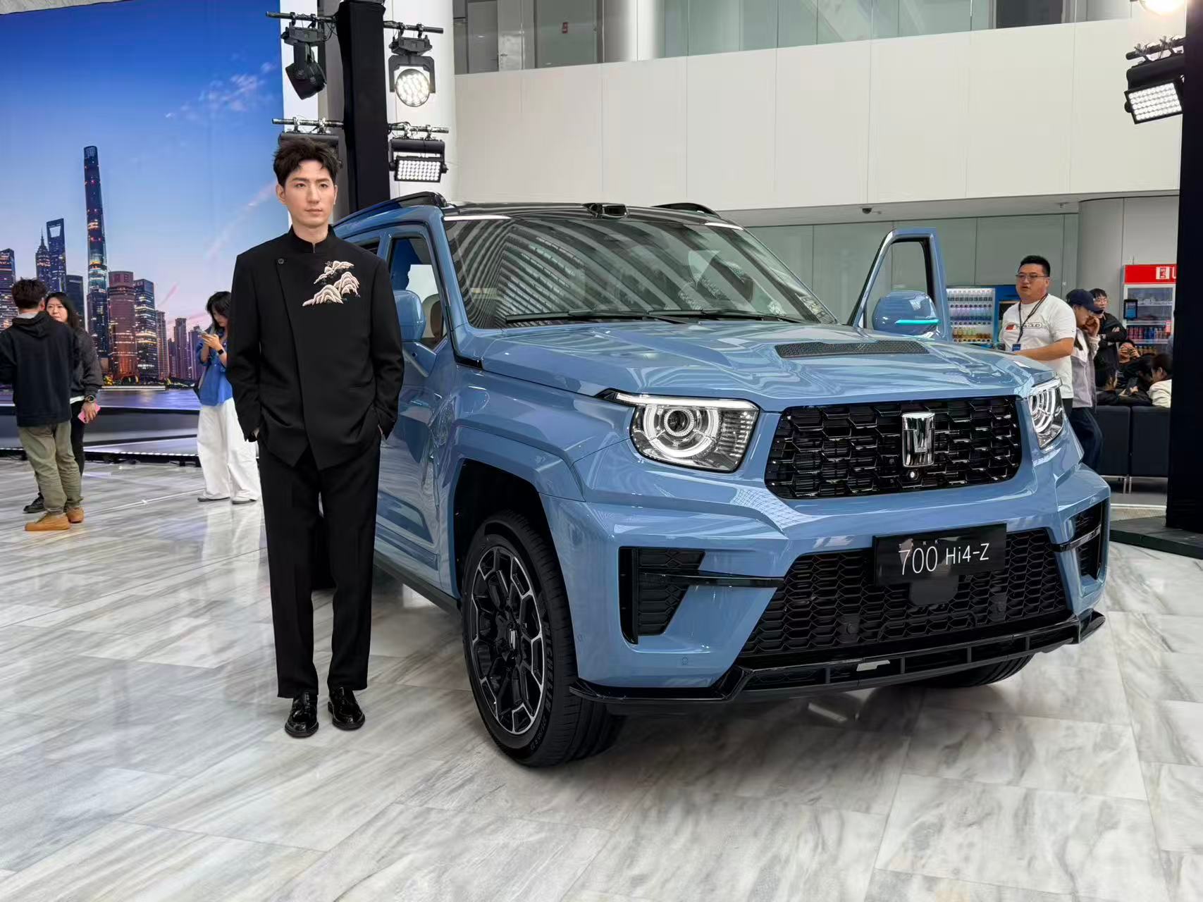 硬派豪华越野再添狠角色，坦克700 Hi4-Z机甲风方盒子造型气场拉满，敦煌青专