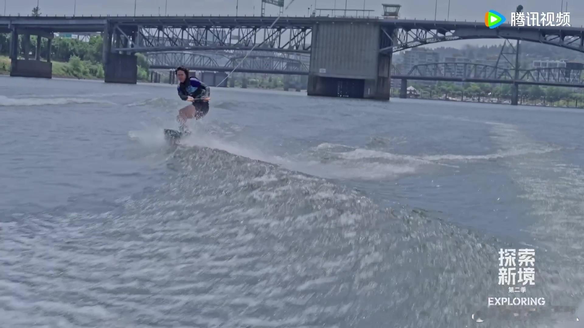 有一种速度叫王一博速度 看王一博首次接触尾波滑水，真是一种视觉享受。他从上板到触