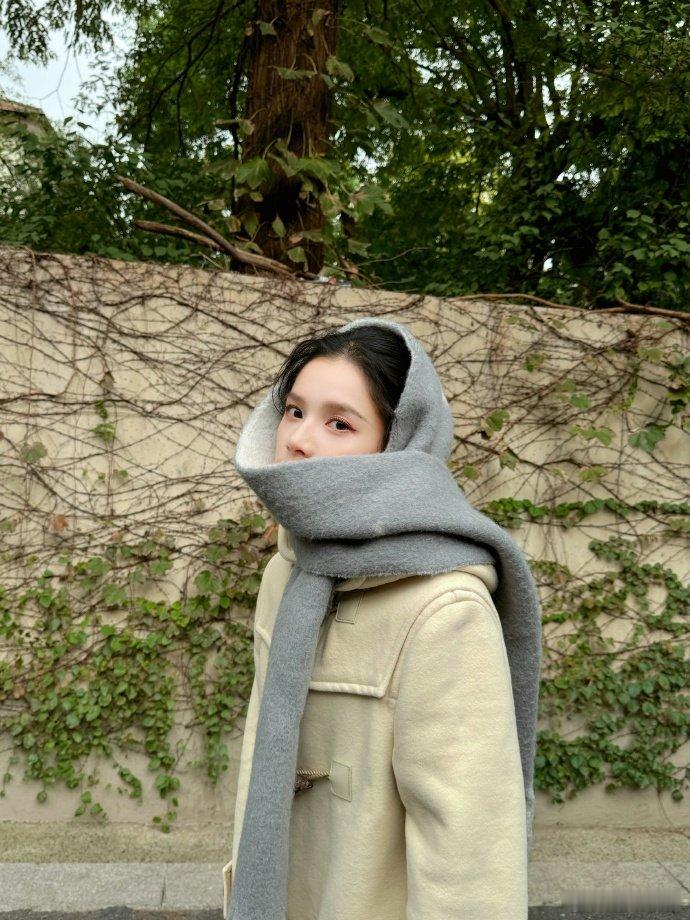 #张婧仪共享秋色# ​#张婧仪韩剧即视感# ​张婧仪 “共享秋色” 的画面，宛如