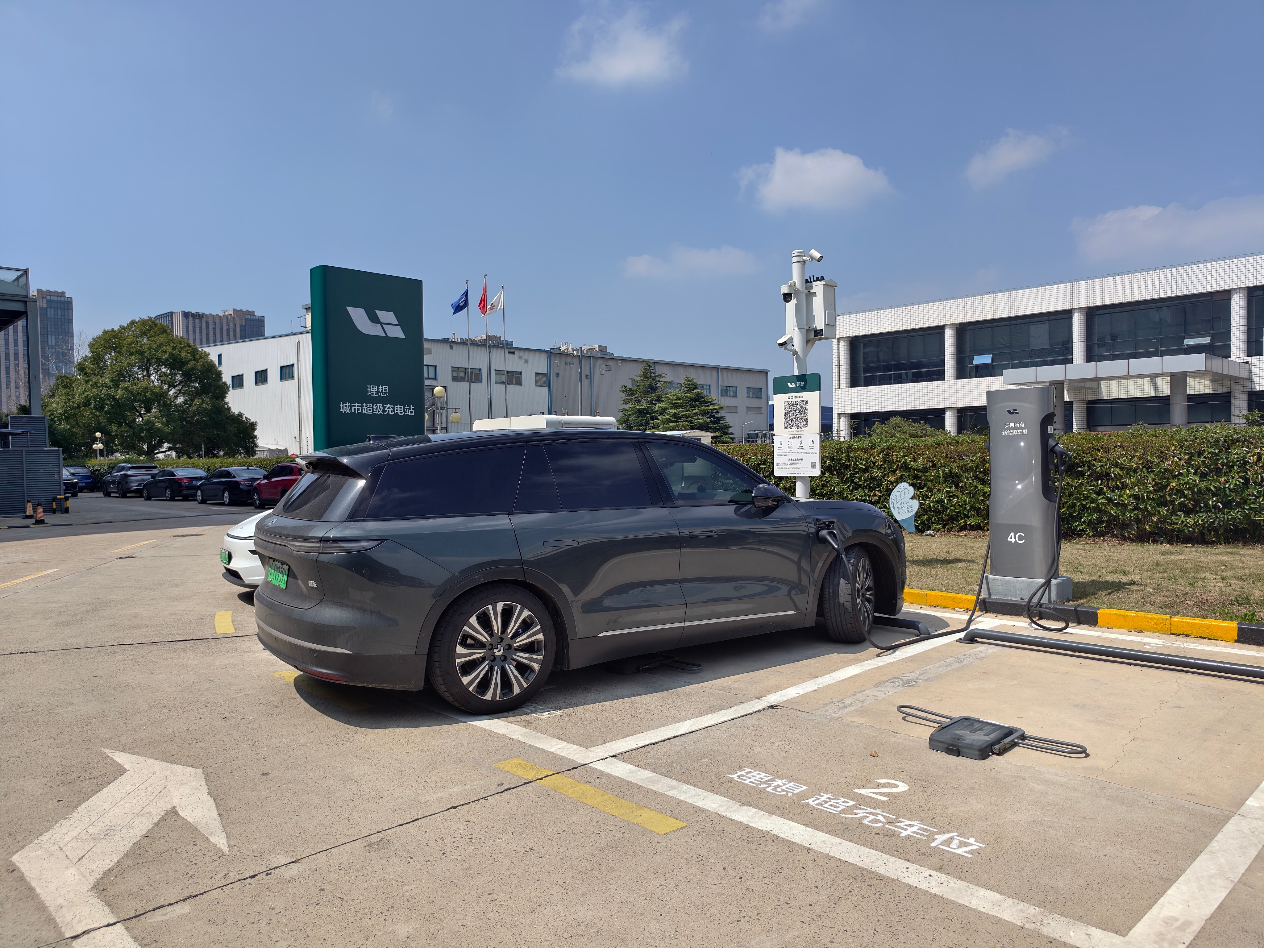 中午来理想 5C 超充站补个电，有上海的朋友能认出这是哪个站吗？ 