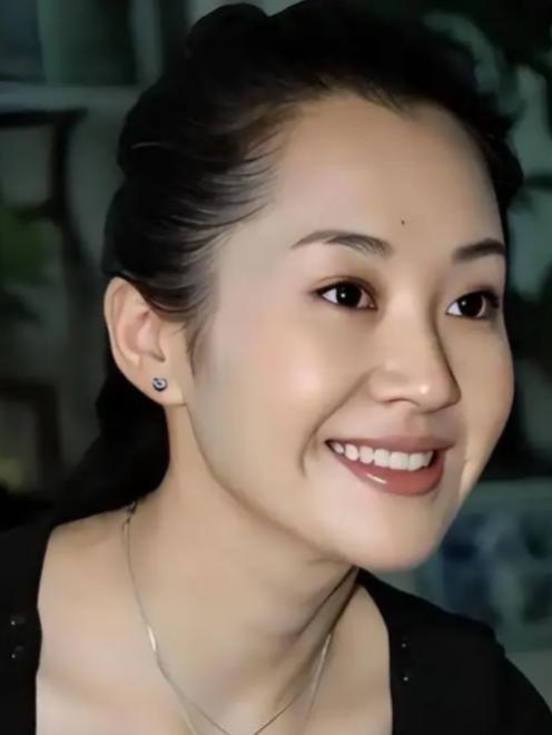 56岁的许晴看似静享着让所有人为之惊羡的“人间美艳”生活，真相却令人振震惊。
