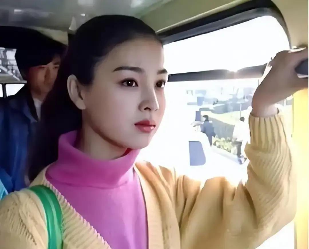 说来也是唏嘘，当年在产房外被离婚，独自养大女儿23年，如今女儿貌美如花，前夫英宁