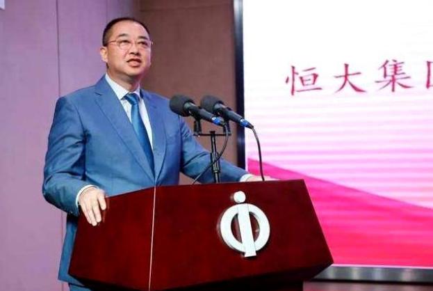 “躲到美国也没用！”刚被曝长期藏身加州的恒大前总裁夏海钧，如今再遭重击。香港法院
