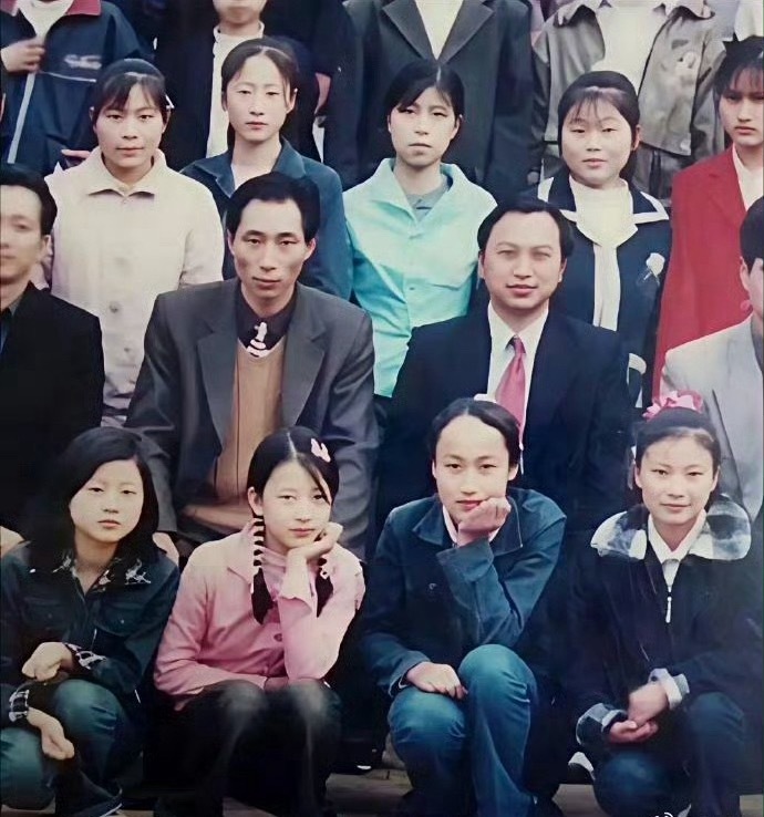 方媛中学毕业照就是天生丽质，天王郭富城真的好眼光。 