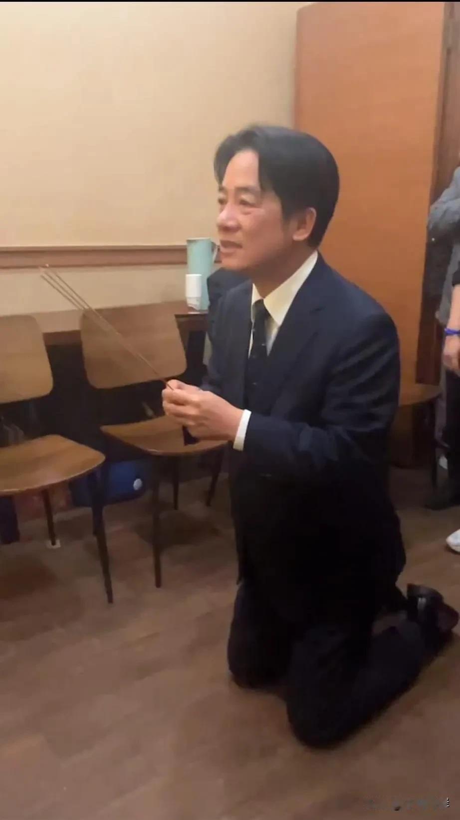 頼清德的舅母近日去世，他专程去悼祭，在舅母的灵前，赖清德突然跪了下来，还边流泪边