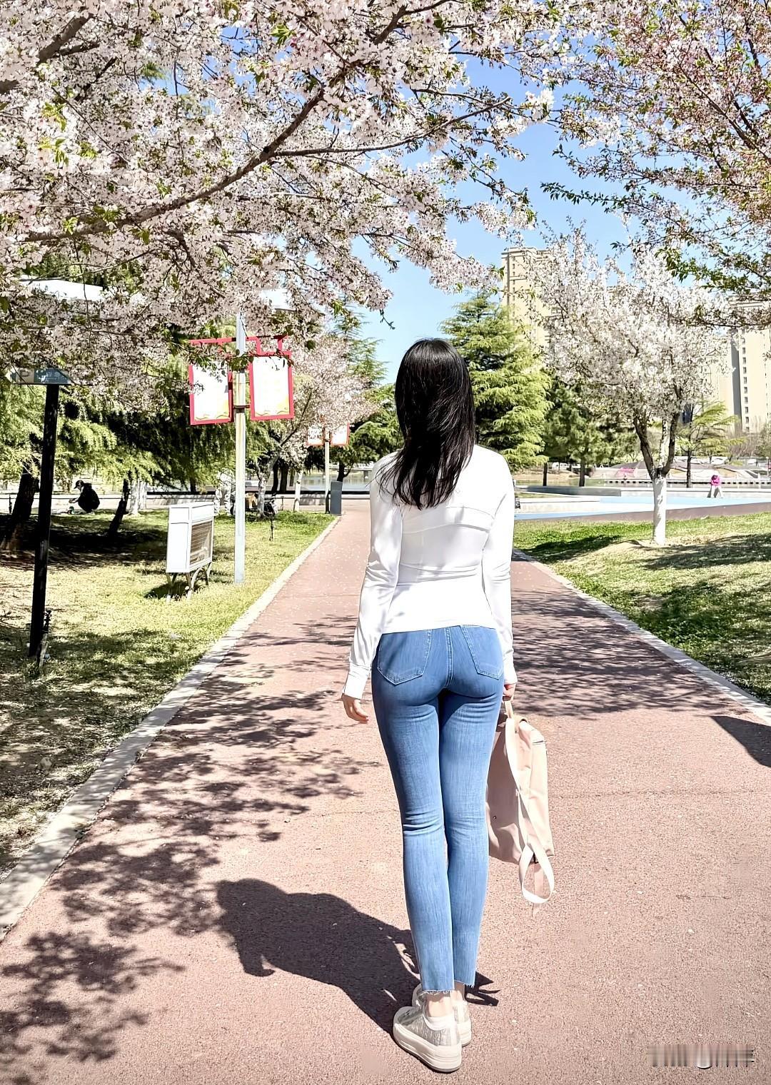 沉鱼落雁，是古人形容女子极美最高的赞誉之一。
沉鱼，说的是西施浣纱时，鱼儿见其容