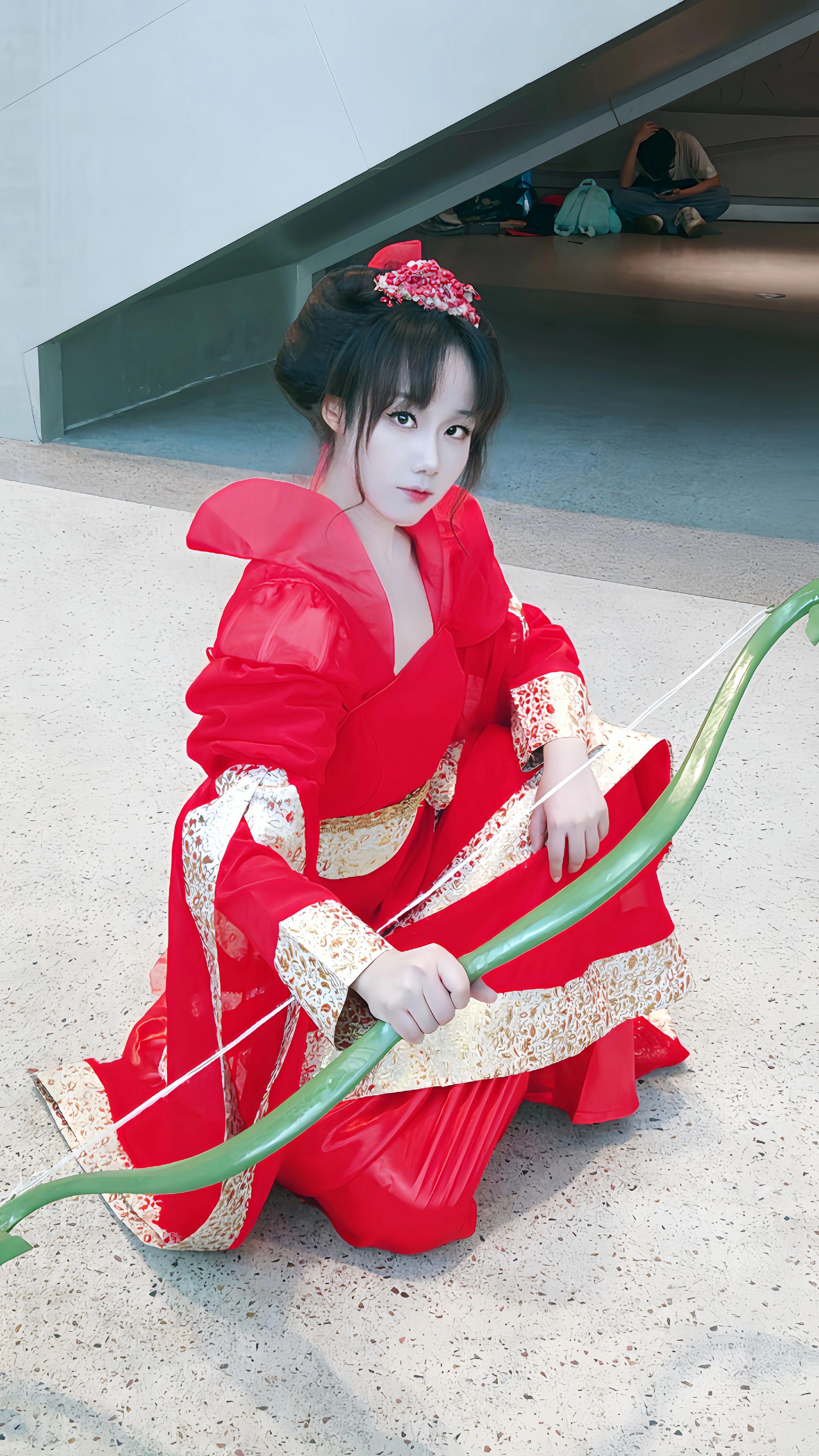 嗑过双龙葵的举手。别怕，王兄不在，我来保护你