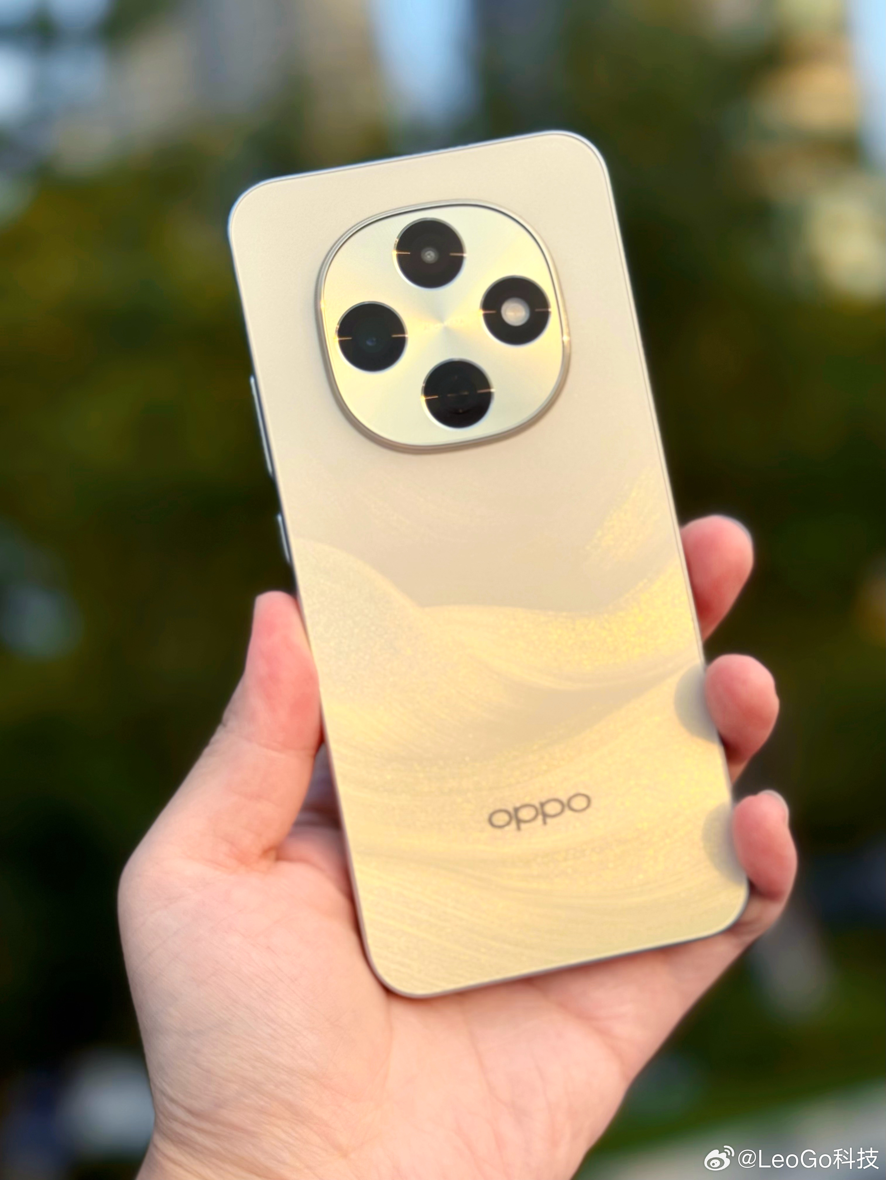 【随手拍一下我的OPPO A6 Pro，这“流水生金”配色真的绝了！🌇】夕阳下