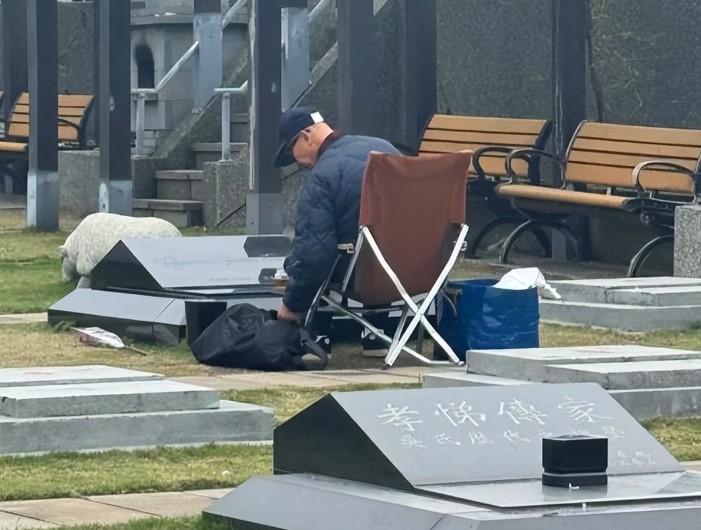 具俊晔仍未离开台北？
 
小S称姐夫一直在坚持画大S，现在总算是慢慢走出来，开玩