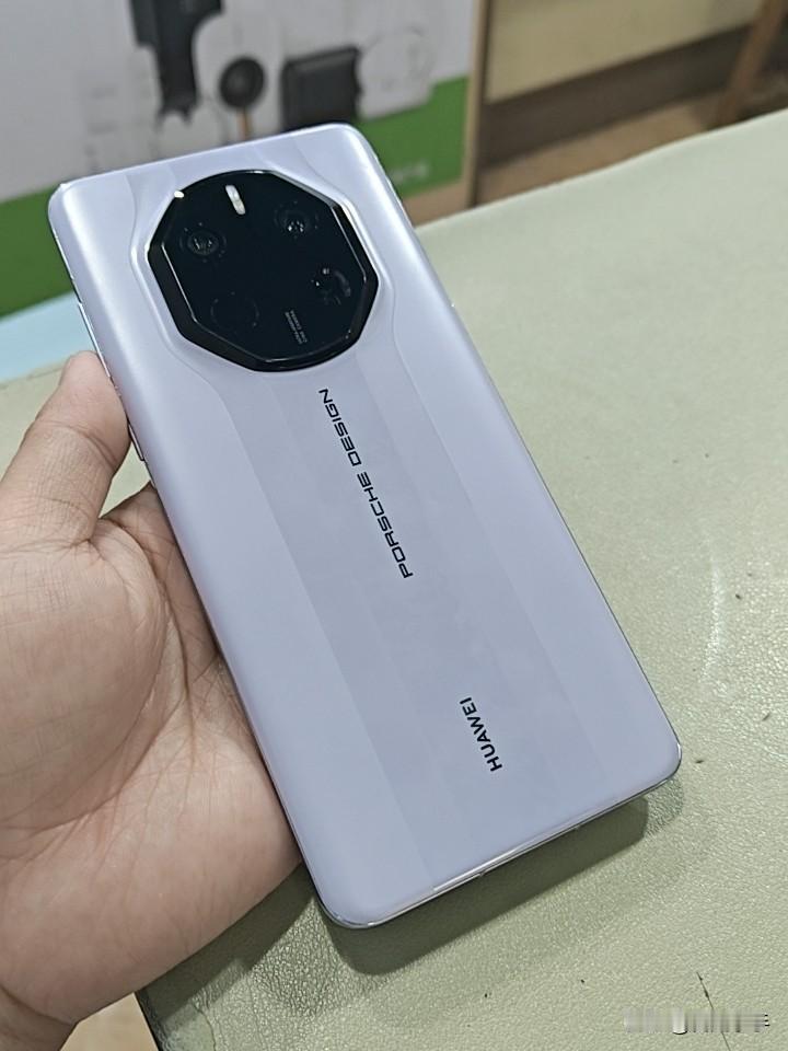 刚才头条网友给我发私信.问我手上有没有华为Mate50RS保时捷.手上刚好有一台