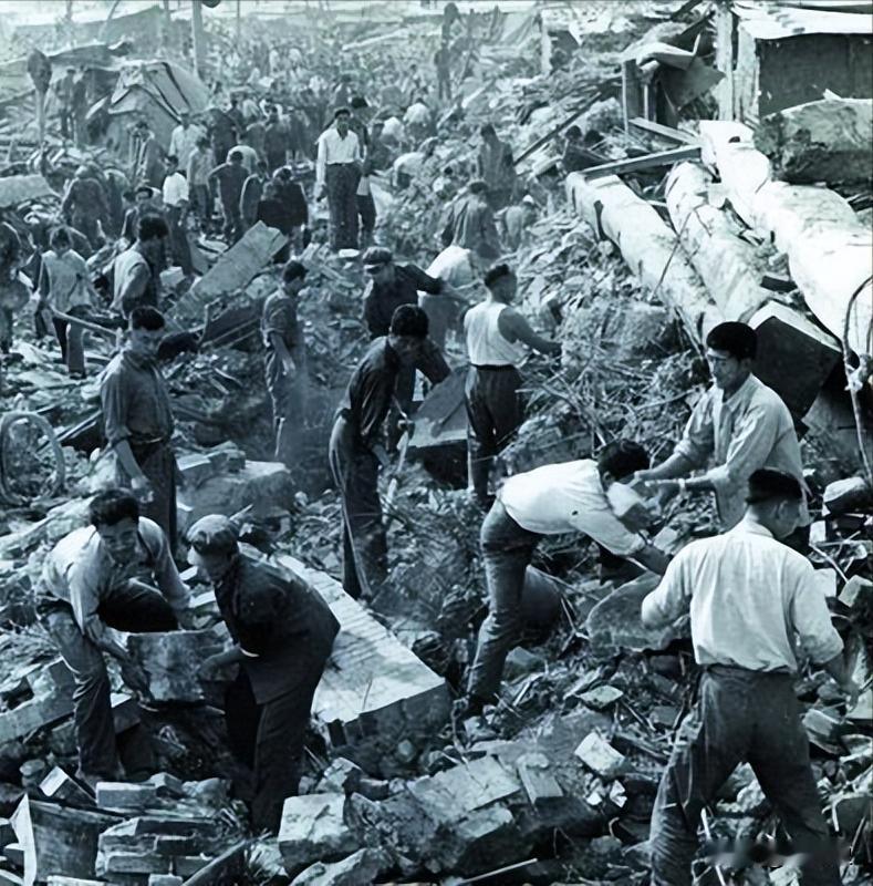1976年，唐山大地震中，一座看守所倒塌，200多名囚犯跑出来，然而他们没有选择