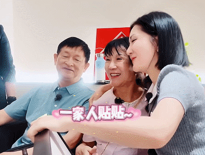 谢娜读爸妈的信哭了好好哭，父母是我们最坚实的后盾[爱慕][good] 这种美好又