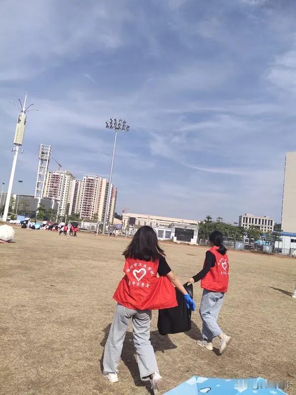 《五哈》里最吸引我的片段，是他们去当志愿者那期。陈赫、邓超他们穿上志愿者服装，一