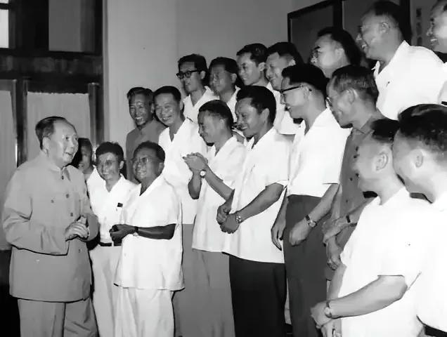 克林顿：“毛泽东说「若想了解梨子真滋味，就必须亲口尝尝」，这句话真让我欣赏。”