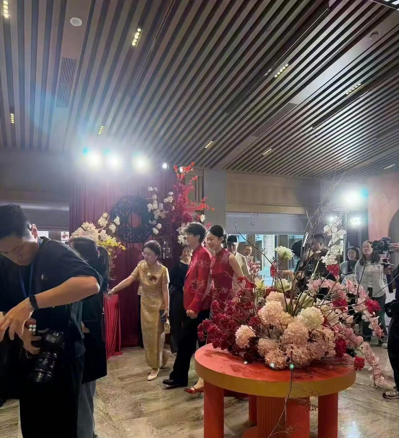 谁的青春里循环过的歌，今天主角本人官宣大婚了啊。
9月19号晚许嵩和冯禧同步发了