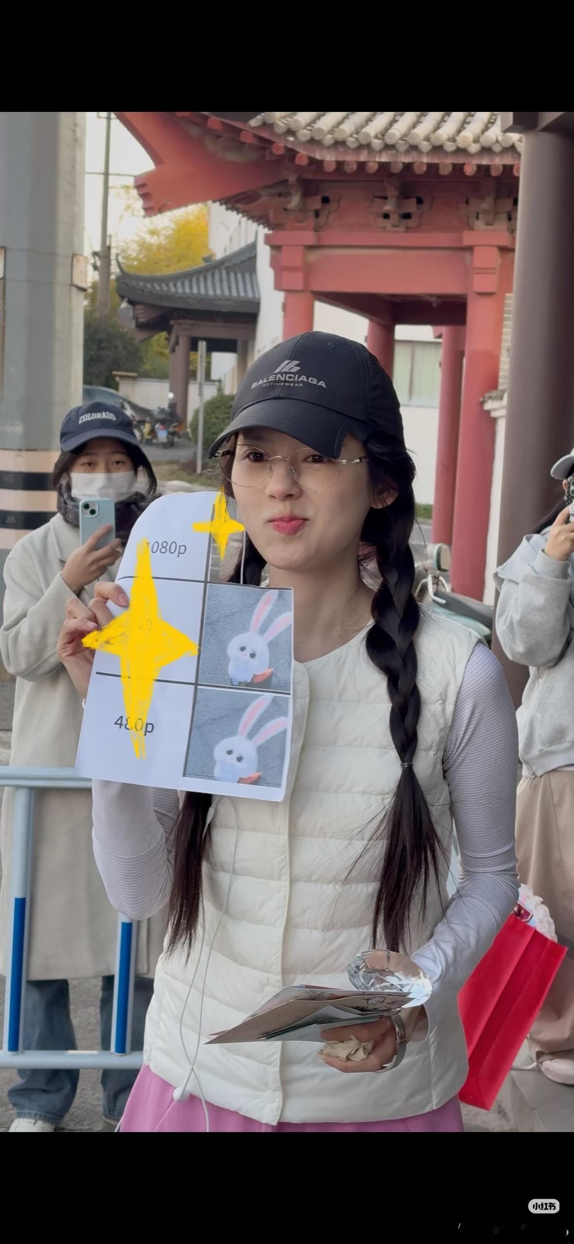 鹤男今天是骑着电动车上班的哈哈哈，素颜➕眼镜➕鸭舌帽，不说了我诡秘来接我下班了，