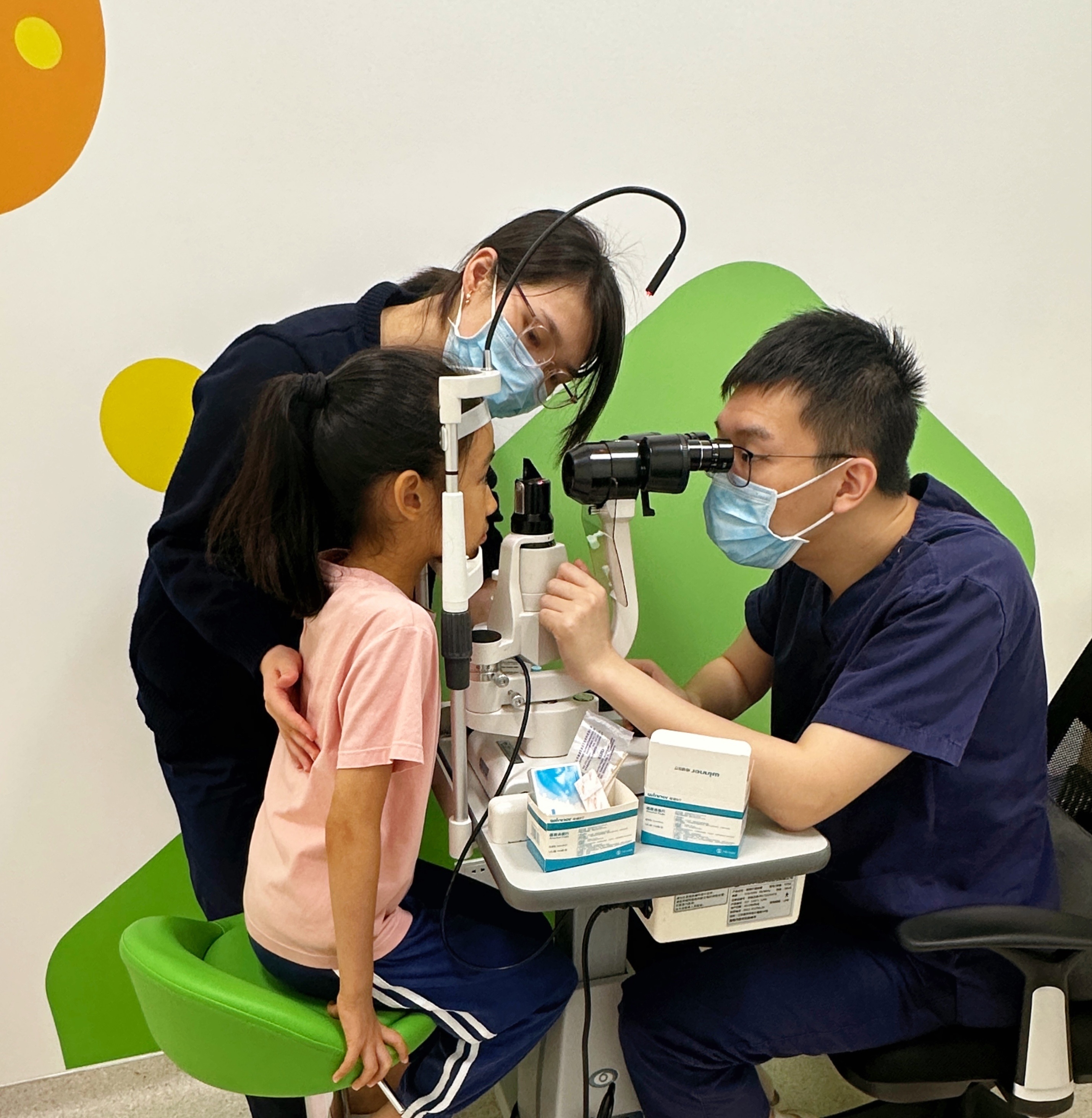 #儿童眼睛健康# 戴OK镜很简单！        给家长充分的培训和指导，凡事有