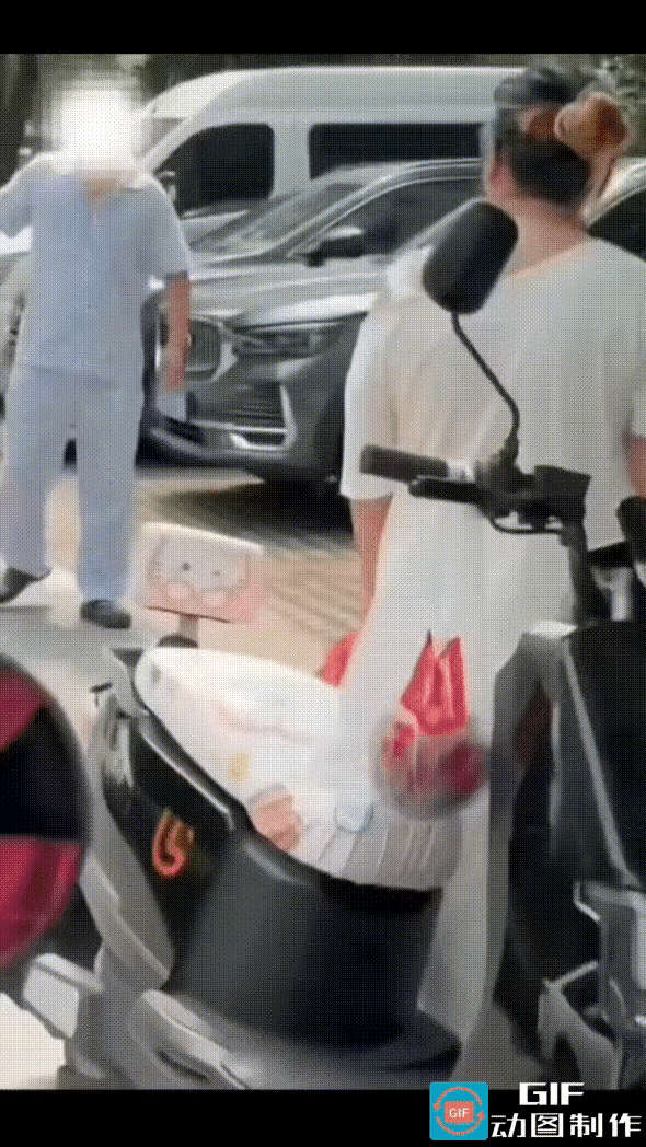 苏州小区，狗主人出来遛狗不栓绳，还纵容恶犬撕咬流浪猫，导致流浪猫死亡。有邻居劝阻