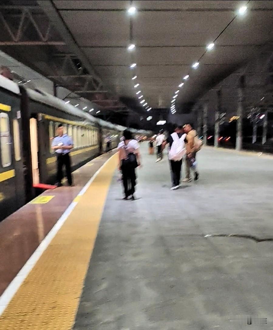 上错车的我真不理解，上车之前，车厢门口不是都有乘务员再扫一遍身份证吗？你不是这趟
