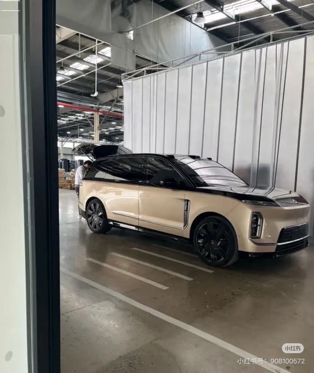 比劳斯莱斯库里南还要更长的蔚来ES9并且因为轴距比库里南短了45毫米，所以ES9