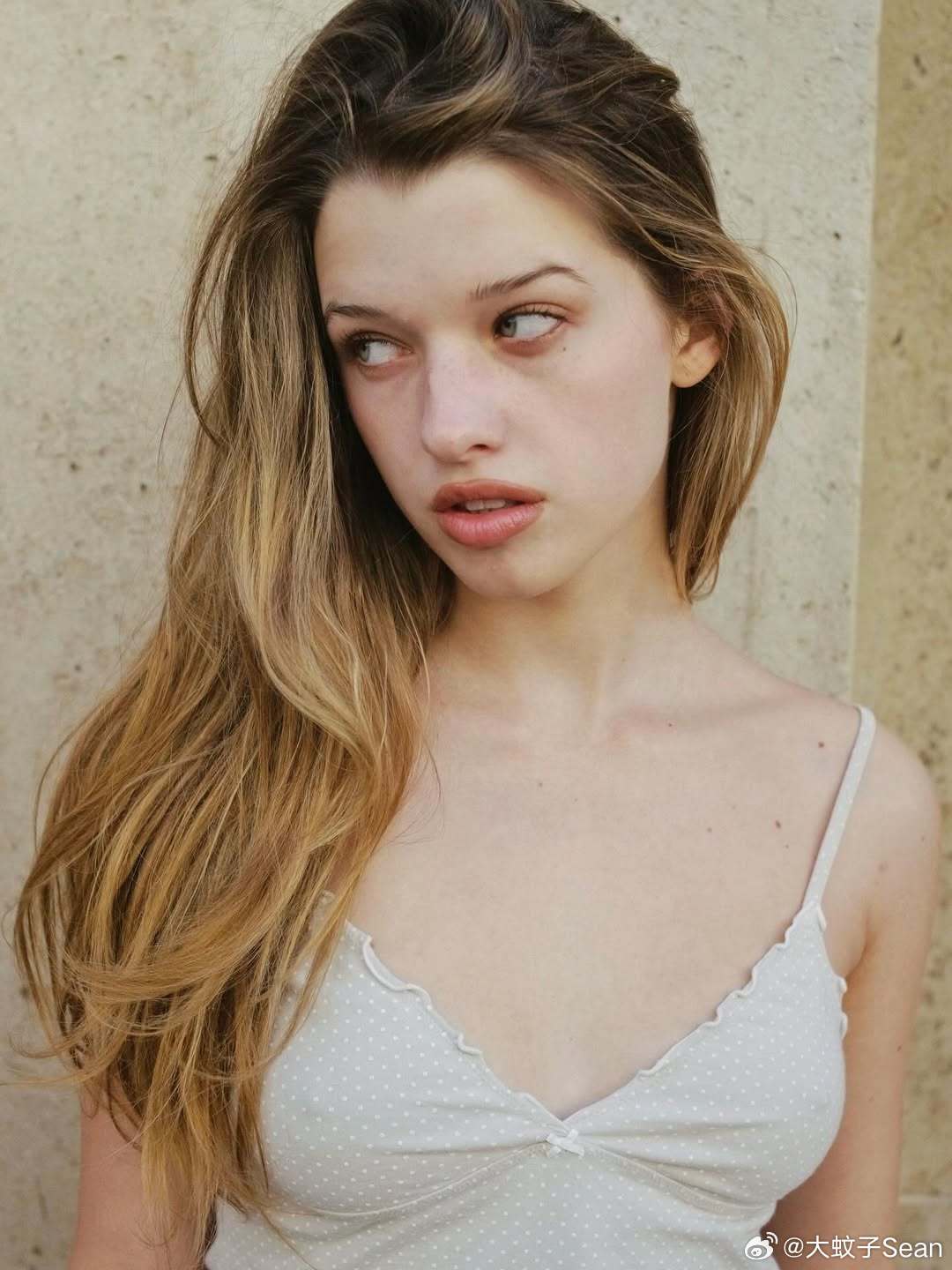 ever anderson艾尔安德森更新两枚肖像照，同样是之前摄于巴黎，由Eve