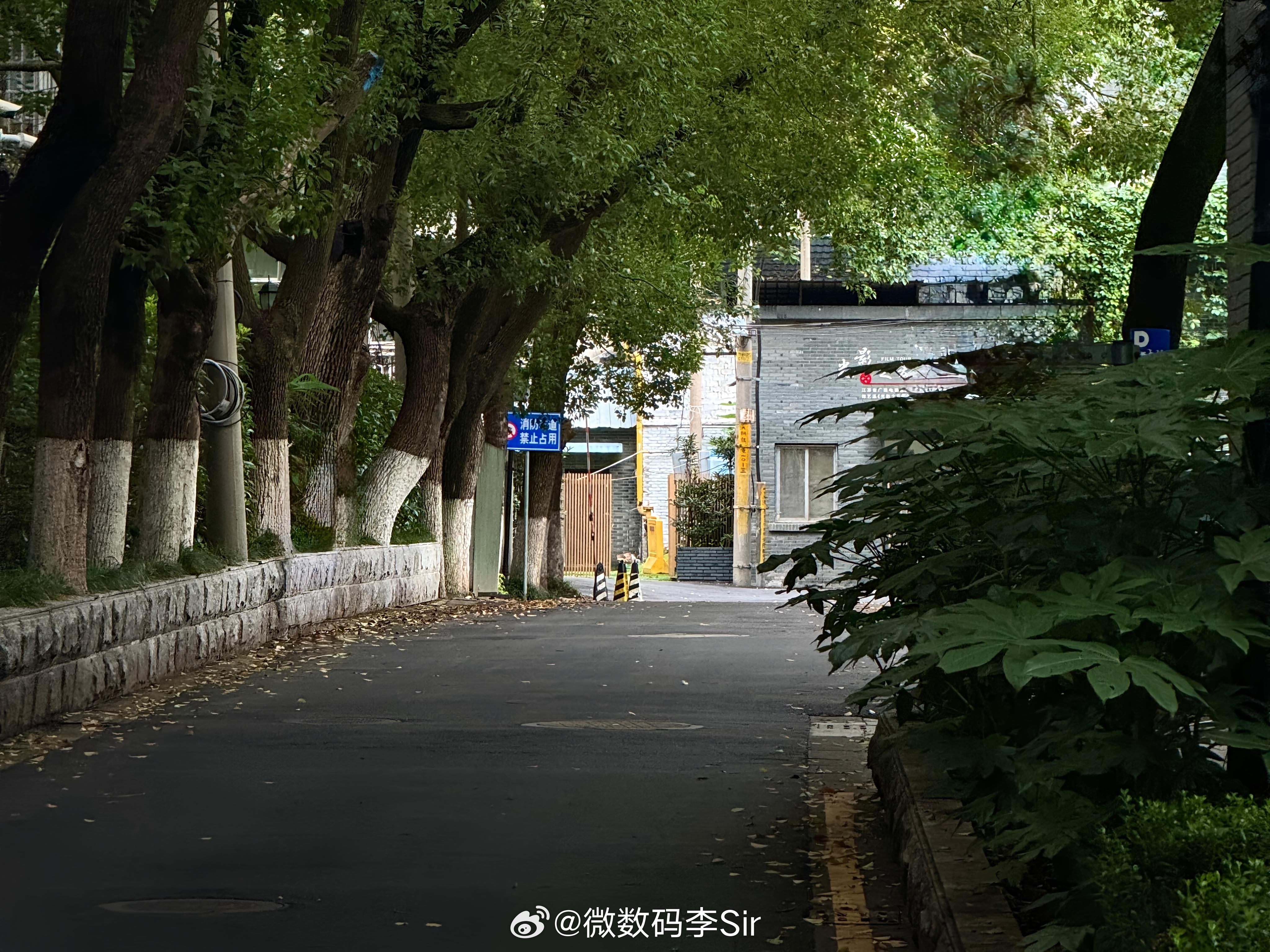 市井长巷聚拢来是烟火，摊开来是人间 