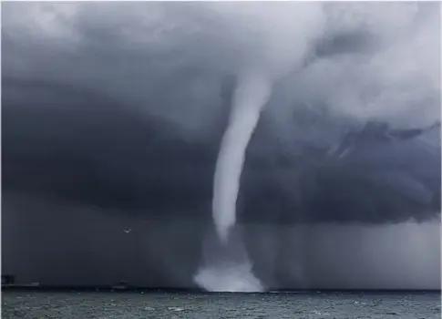 佛山开工惊现“龙吸水”！鞭炮遇大雨，天降祥瑞刷屏全网，网友：这才是顶配开工
 