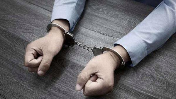 12月11日，网民袁某于上海外滩江堤直播时占用公共区域、影响游客通行，拒不配合保