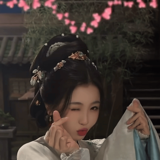 虞书欣现在表情管理好油腻，都不会好好拍照了 