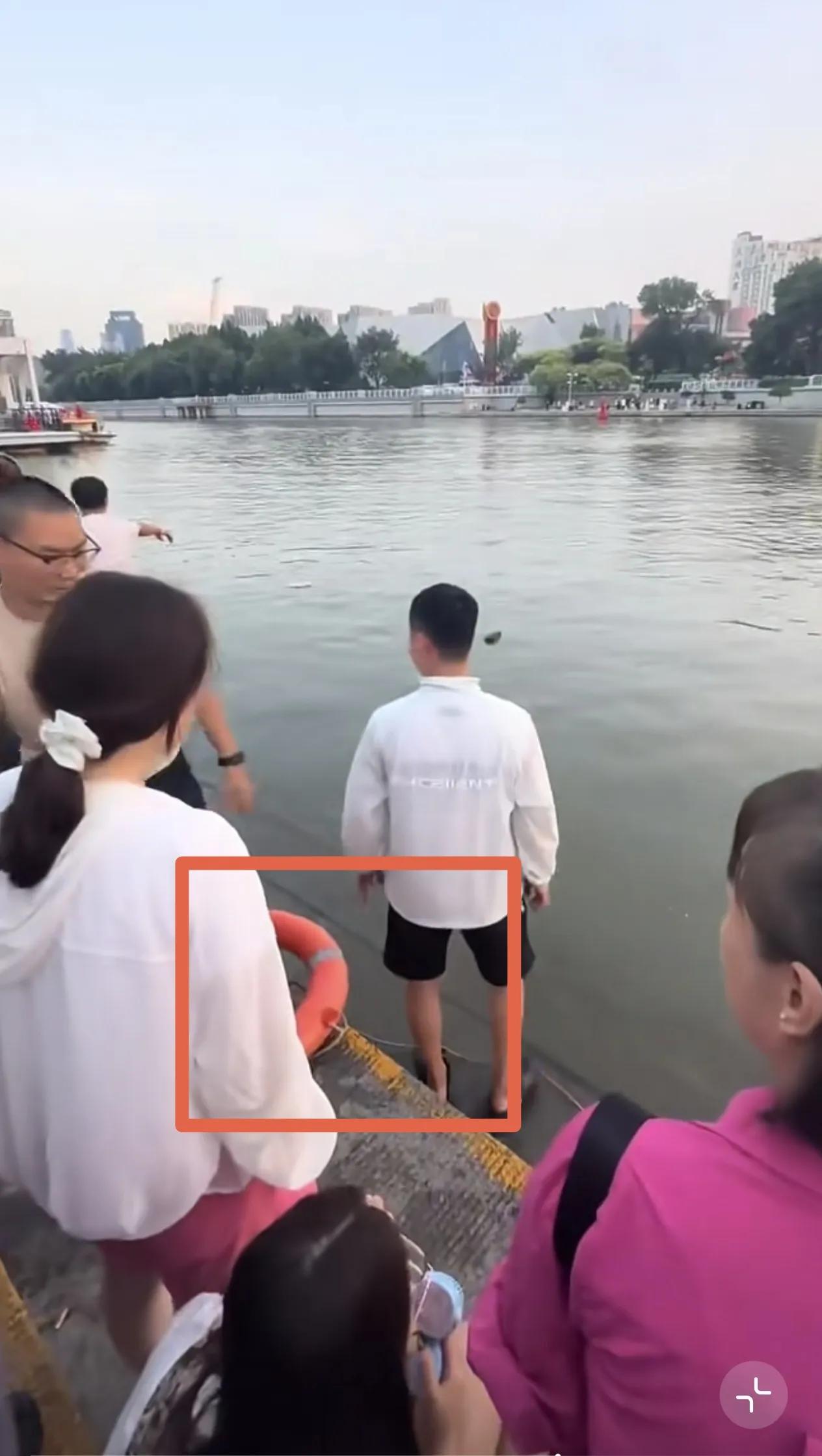 天津母子落水现场，岸边就有救生圈，边上也有很多人，落水点也不远，尽管丈夫撕心裂肺