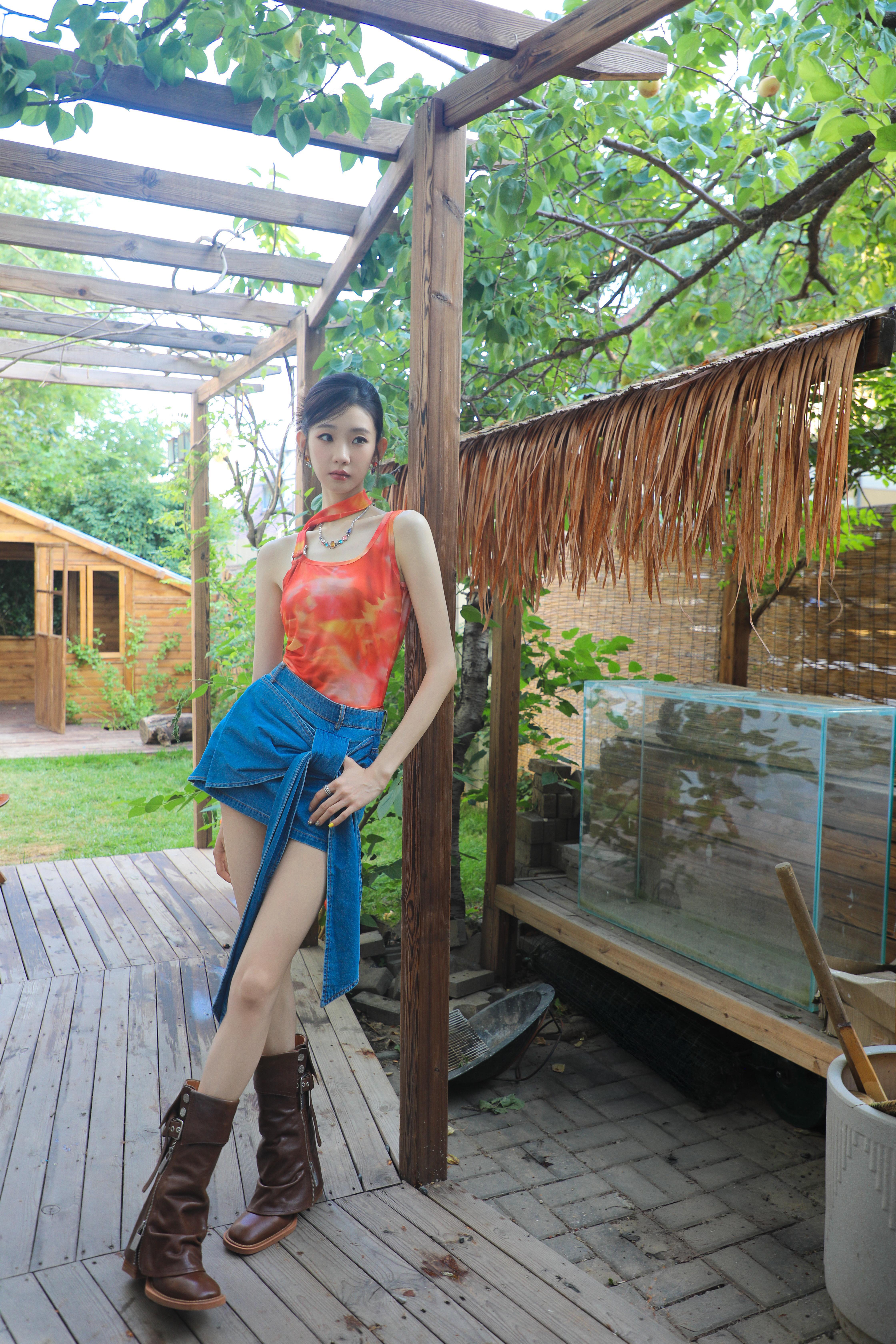 徐若晗张艺凡夏梦同框张艺凡  在复制粘贴的时代，你是手写的诗