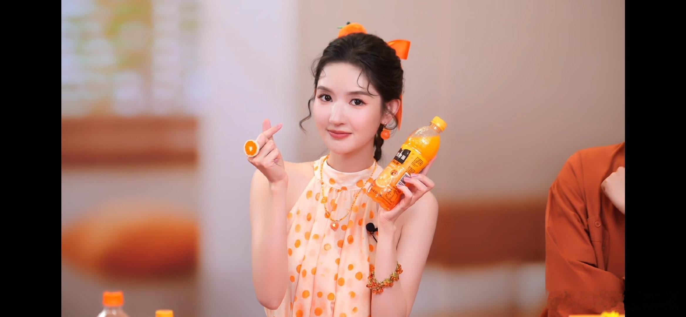 赶着吃饭的路上被王玉雯加橙了内娱最接地气女明星！王玉雯沉浸式加入打工人赶饭大队，