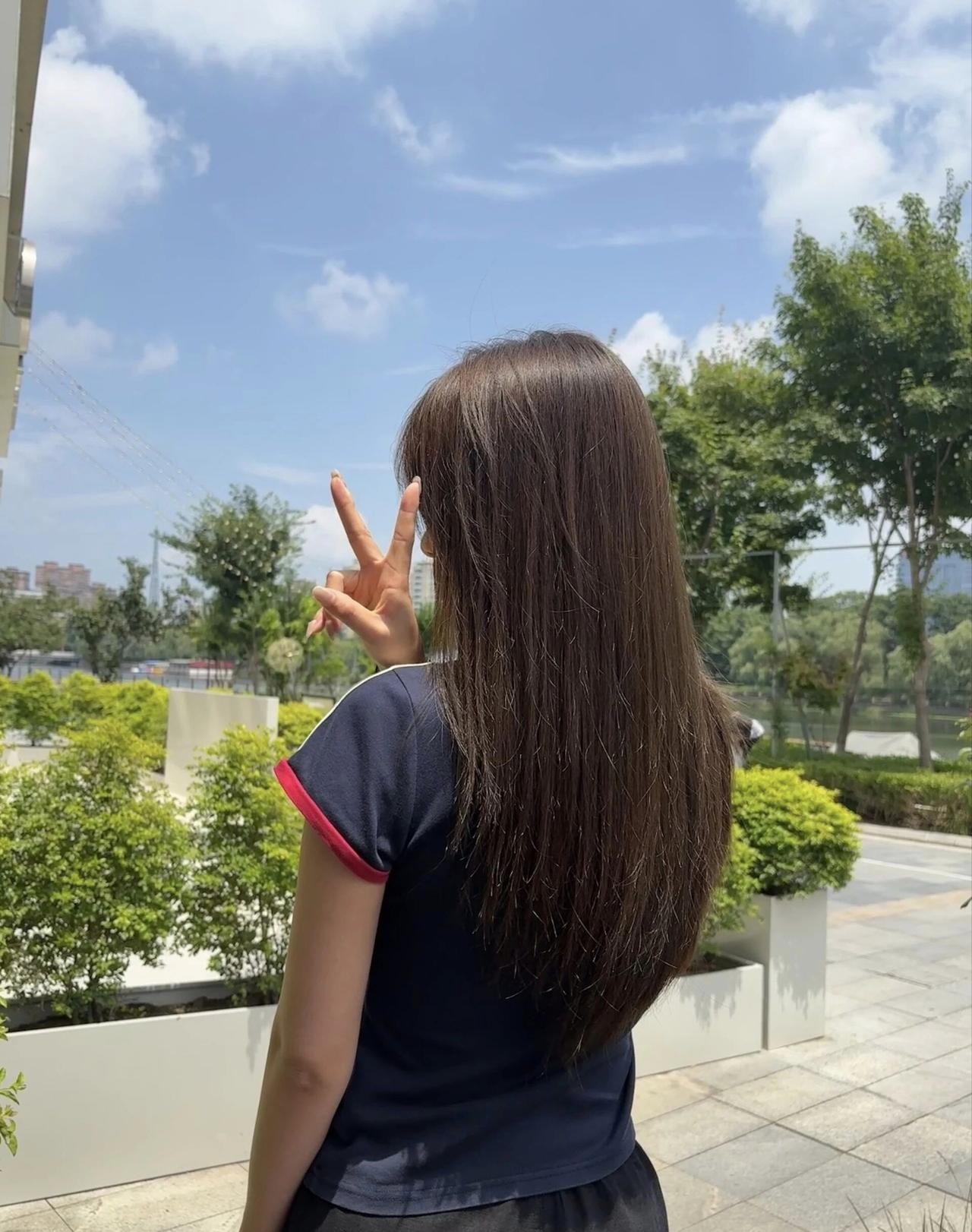 阳光下的少女，V字手势，青春洋溢