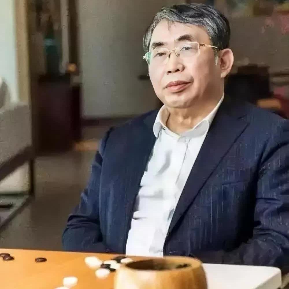 聂卫平一生徒弟众多
其中有一位比聂卫平大28岁
绝大部分国人都认识，他就是著名的