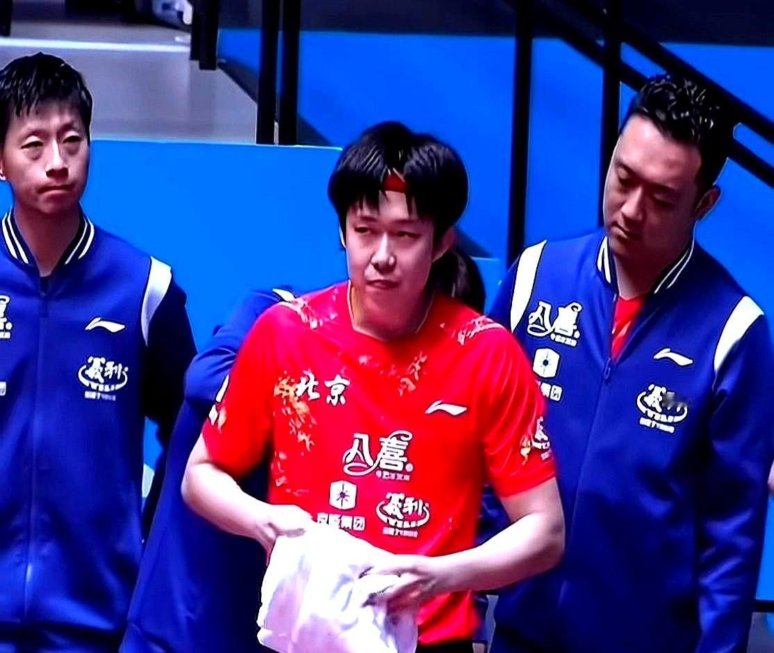 沙特大满贯那几天，王楚钦简直连轴转。男单男双混双三线作战，累得眼皮都快耷拉下来。