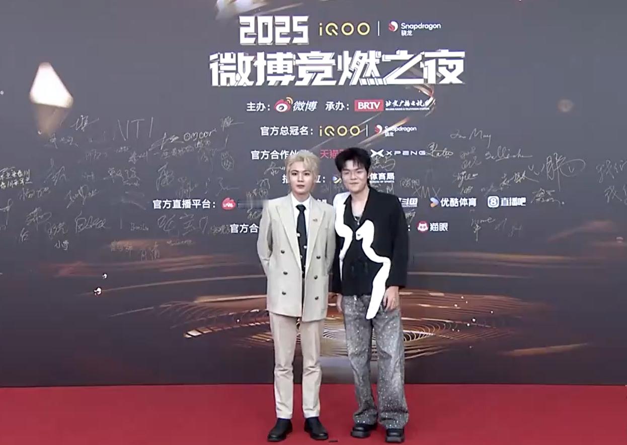 柯洁和九尾 联合亮相竞燃之夜红毯！ 