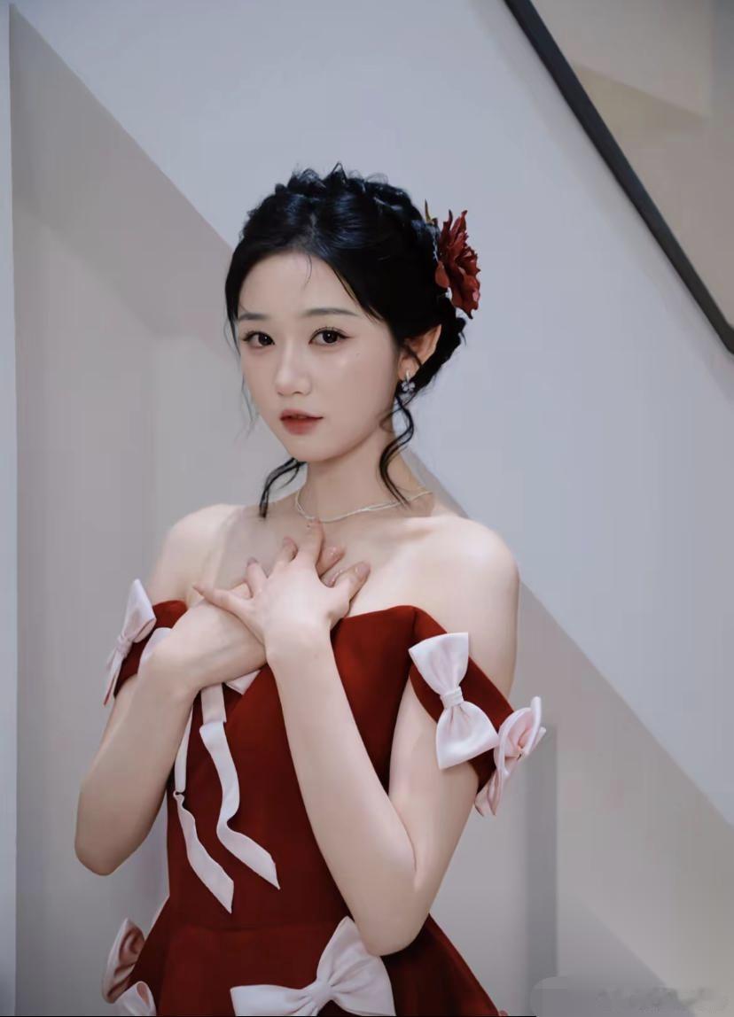 岳雨婷其实也挺惨的 高中读的国际部，雅思都考下来了，就因为家里破产了，连大学都没