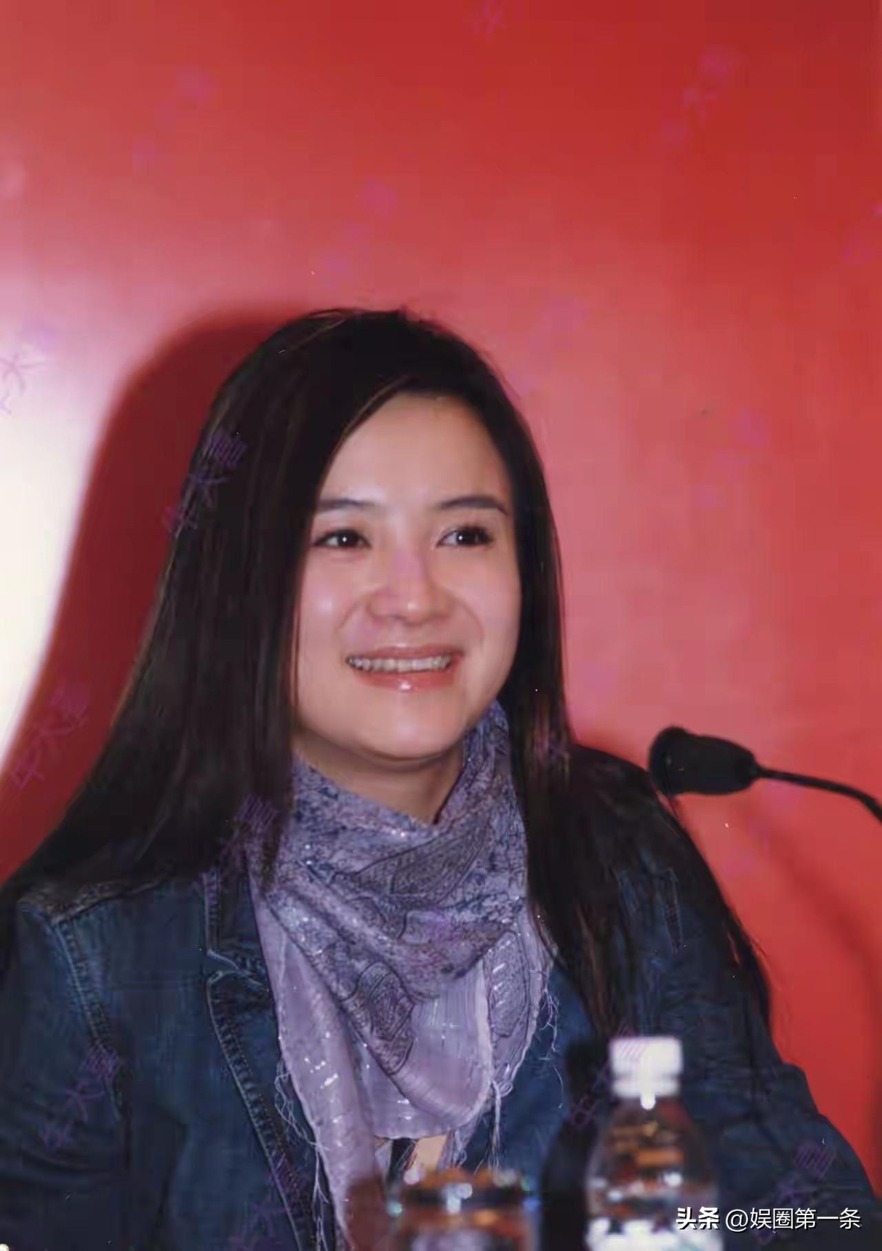 原来宋佳以前也土过，还以为她是天生的洋气体质呢？
圆圆的脸蛋，圆圆的鼻头，简单的