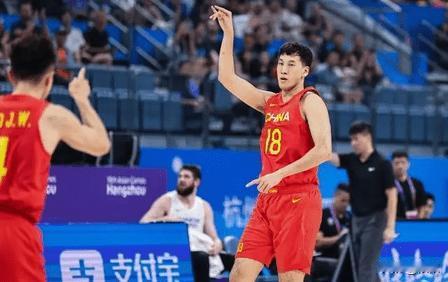 中国男篮险胜揪出一水货！防守拉胯进攻混乱，险些坑惨郭士强(7)
在西安的炽烈阳光