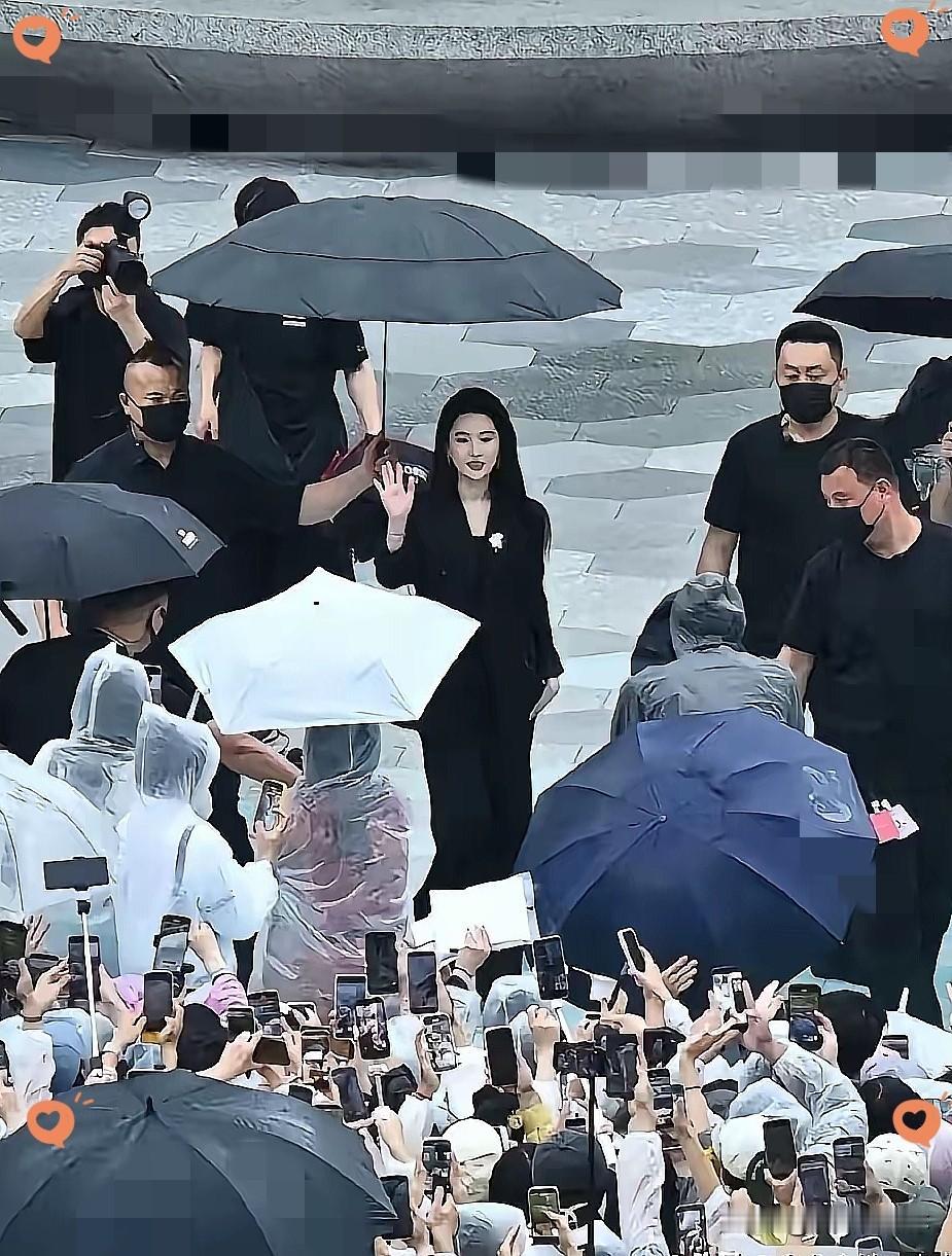 8月18日，成都大雨倾盆。天安门广场在下半旗，全国各省市党政机关所在地下半旗，港
