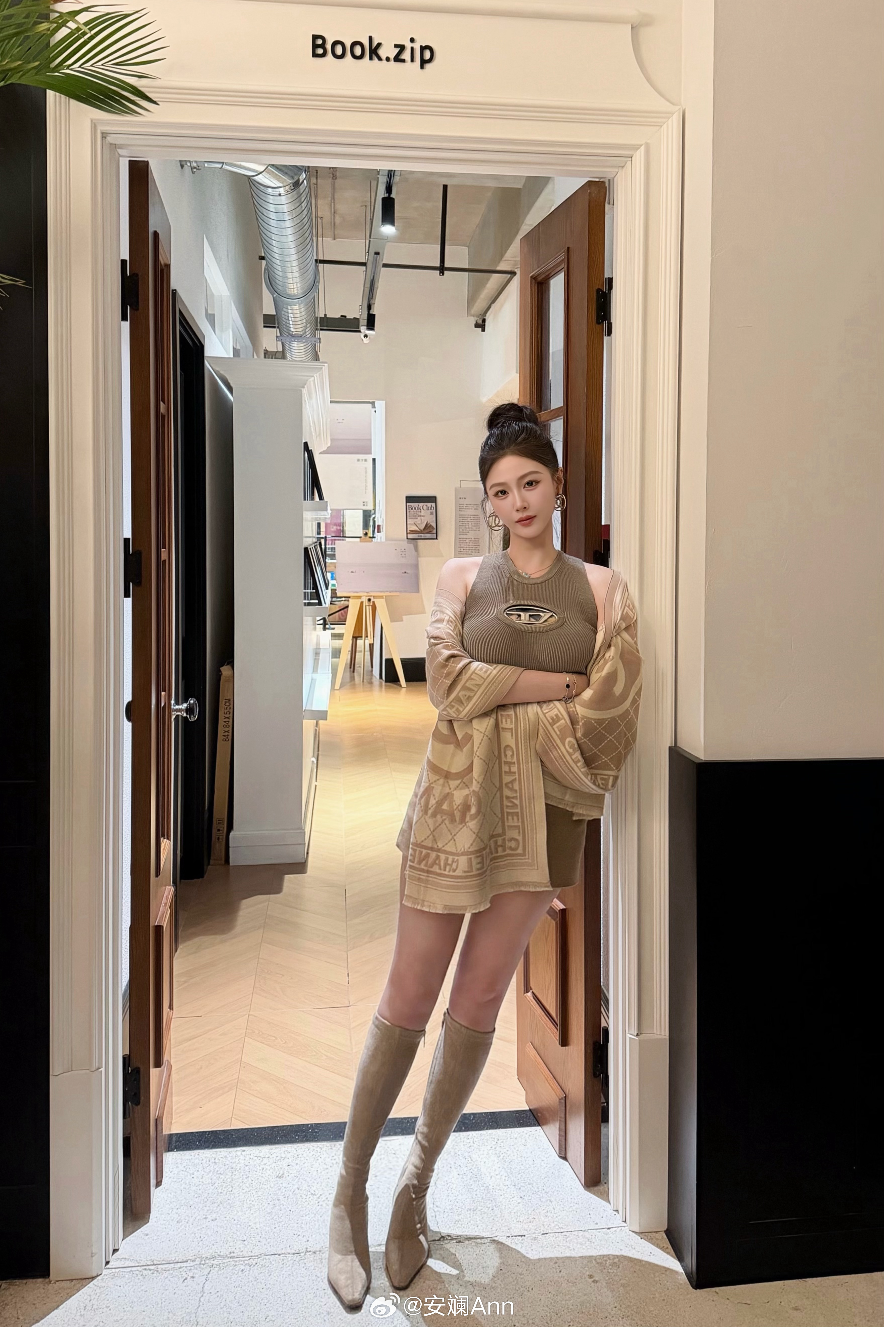 对于女人，比美丽更稀缺的是“得体”。话讲多了，自嘲地笑笑，把话题收回来；事做错了